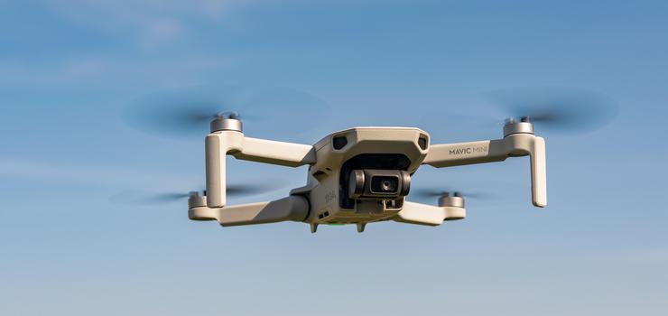 Dron znaleziony w okolicach Elbląga. Na miejscu trwa akcja służb