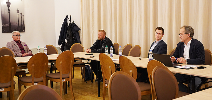 Dwie osoby na konsultacjach. Chodzi o strategię rozwoju Elbląga i okolicznych gmin