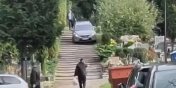 Zjecha� samochodem po schodach na cmentarzu. Policja szuka kierowcy