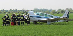 Awaryjne l�dowanie samolotu na polu w gminie Sztutowo - zdj�cia po wyl�dowaniu 