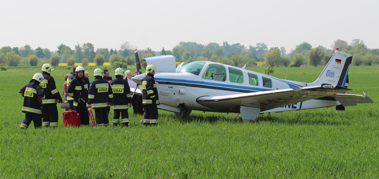 Awaryjne lądowanie samolotu na polu w gminie Sztutowo - zdjęcia po wylądowaniu 