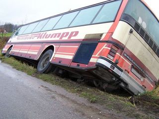 Gimbus z dziemi wyldowa w rowie