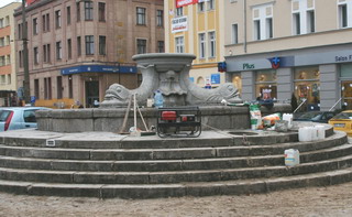 Fontanna na Placu Słowiańskim odradza się