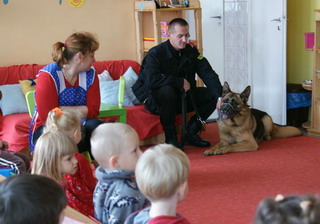Przedszkolaki uczyy si obrony przed psem