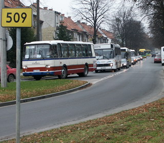 Jak dojecha do cmentarzy i gdzie parkowa?