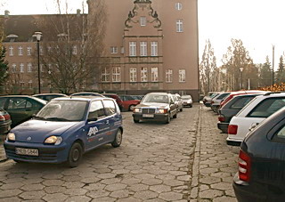 Naziemny i podziemny parking przy ratuszu