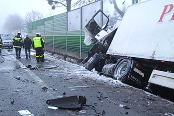 TIR wjecha w autobus szkolny