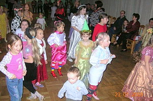 Dzieciaki bawiy si jak w karnawale