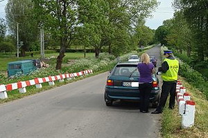 W stroju policjanta zatrzymywa auta na przejedzie