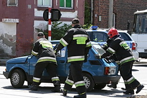 Policjanci i straacy musz oszczdza