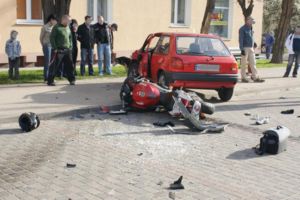 22-letni motocyklista zderzy si z osobowym renault 