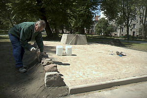 Obelisk stanie w parku, a czog zostanie