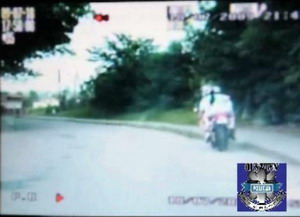Motocyklista ucieka przed policj i zgubi po drodze pasaerk