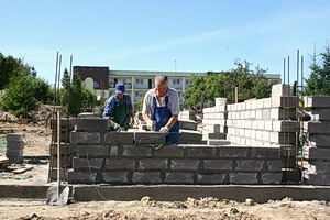 Nowe elblskie hospicjum wyrasta ju z fundamentw