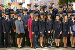 Uczniowie w mundurach pod szczegln opiek policjantw i straakw