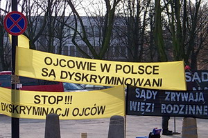 Ojcowie bd protestowali przed sdem