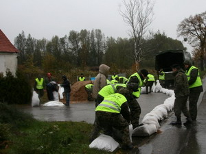 Wojsko pomagao mieszkacom w czasie powodzi
