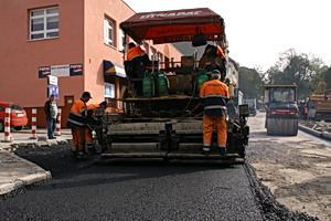Na Grota, Traugutta i Kosynierw trwa ukadanie asfaltu