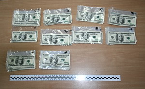 Policjanci znaleli faszywe dolary 
