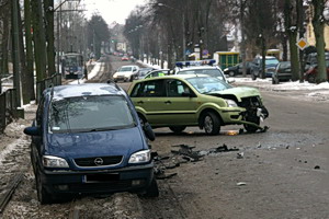 Wyprzedza i straci kontrol nad autem – dwie osoby w szpitalu