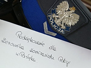 Policjanci pomogli wydosta si z zaspy matce i jej dzieciom