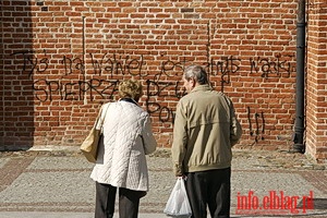 Antyprezydenckie napisy na cianie katedry