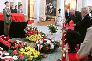 Prezydent Sonina zoy wieniec przed trumn Lecha Kaczyskiego
