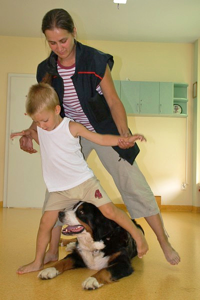 Psi terapeuci odwiedzą dzieci