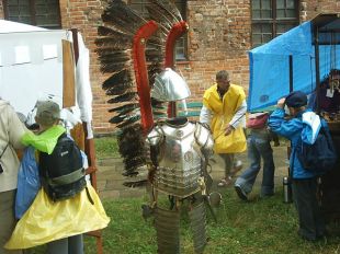 Festyn archeologiczny w strugach deszczu (fotoreporta)