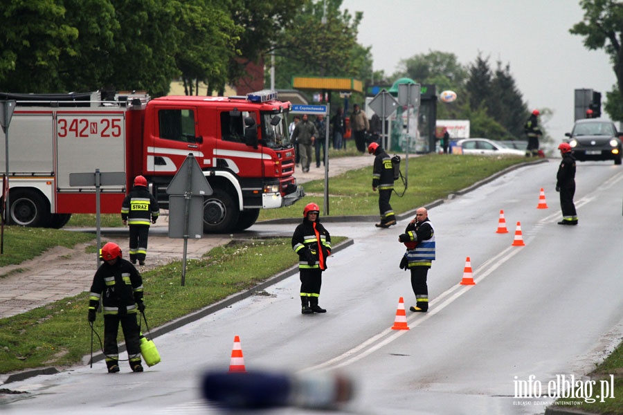 Zamknita ul. Krlewiecka od Fromborskiej do Pisudskiego. Trwa usuwanie oleju z jezdni, fot. 1