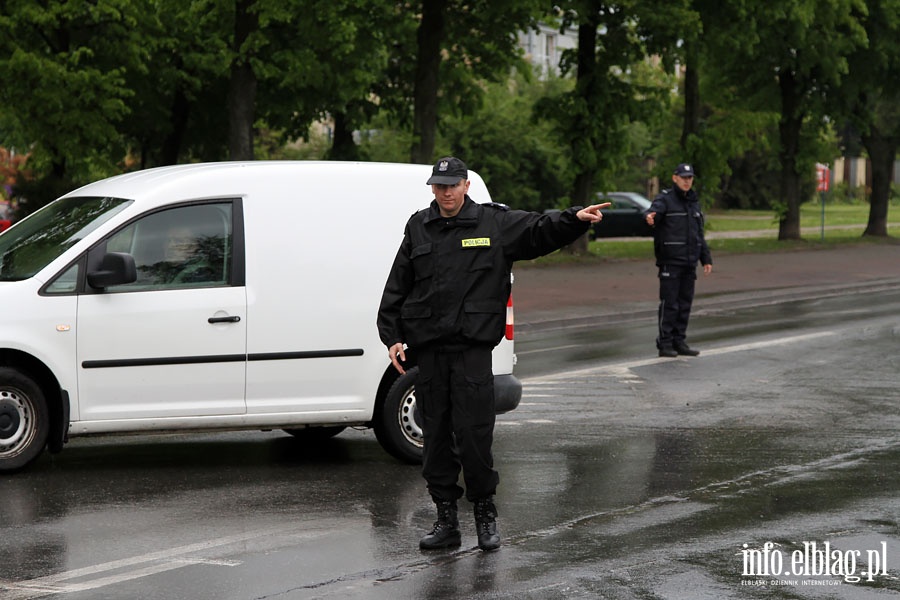 Zamknita ul. Krlewiecka od Fromborskiej do Pisudskiego. Trwa usuwanie oleju z jezdni, fot. 3