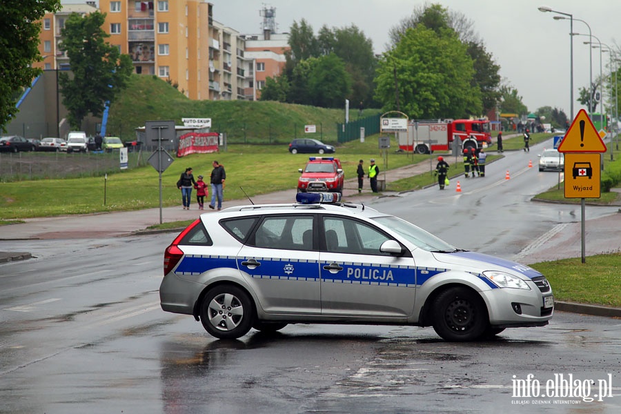 Zamknita ul. Krlewiecka od Fromborskiej do Pisudskiego. Trwa usuwanie oleju z jezdni, fot. 4