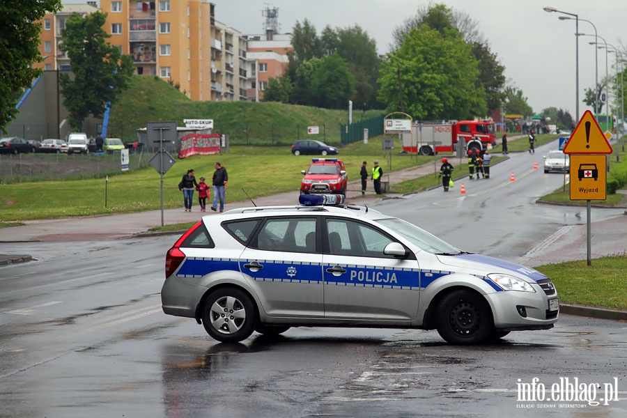 Zamknita ul. Krlewiecka od Fromborskiej do Pisudskiego. Trwa usuwanie oleju z jezdni, fot. 4