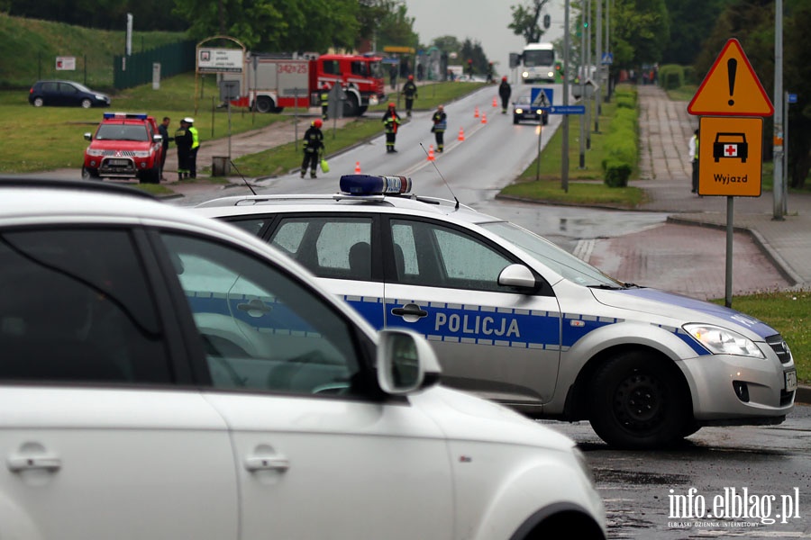 Zamknita ul. Krlewiecka od Fromborskiej do Pisudskiego. Trwa usuwanie oleju z jezdni, fot. 5