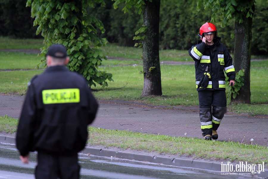 Zamknita ul. Krlewiecka od Fromborskiej do Pisudskiego. Trwa usuwanie oleju z jezdni, fot. 12