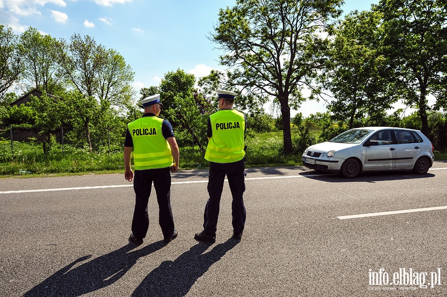 Wypadek w Kazimierzowie. Ciarwka uderzya w drzewo, fot. 1