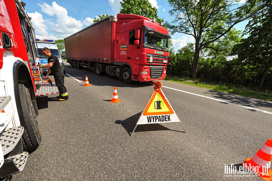 Wypadek w Kazimierzowie. Ciarwka uderzya w drzewo, fot. 2