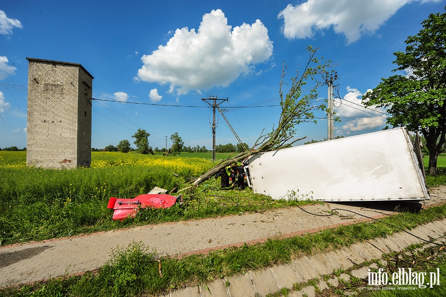 Wypadek w Kazimierzowie. Ciarwka uderzya w drzewo, fot. 3