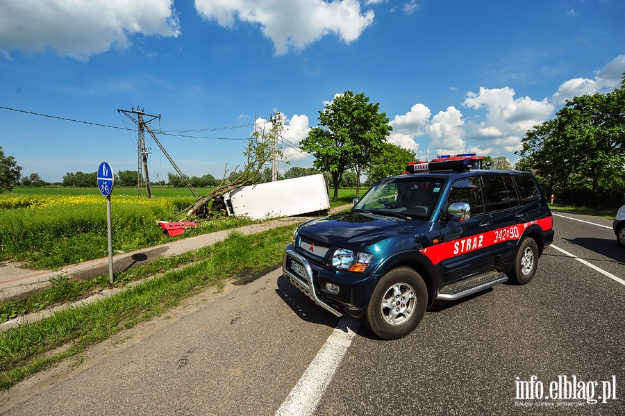 Wypadek w Kazimierzowie. Ciarwka uderzya w drzewo, fot. 4