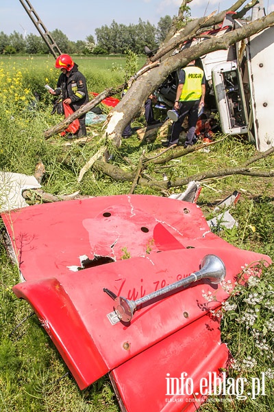 Wypadek w Kazimierzowie. Ciarwka uderzya w drzewo, fot. 10