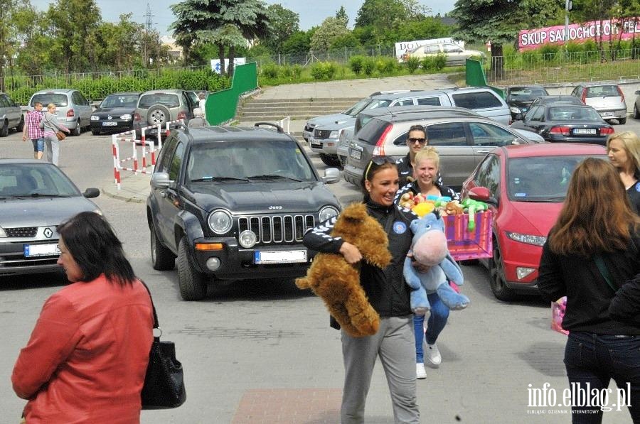 Zawodniczki Startu Elbląg z wizytą u małych pacjentów WSZ w Elblągu, fot. 1