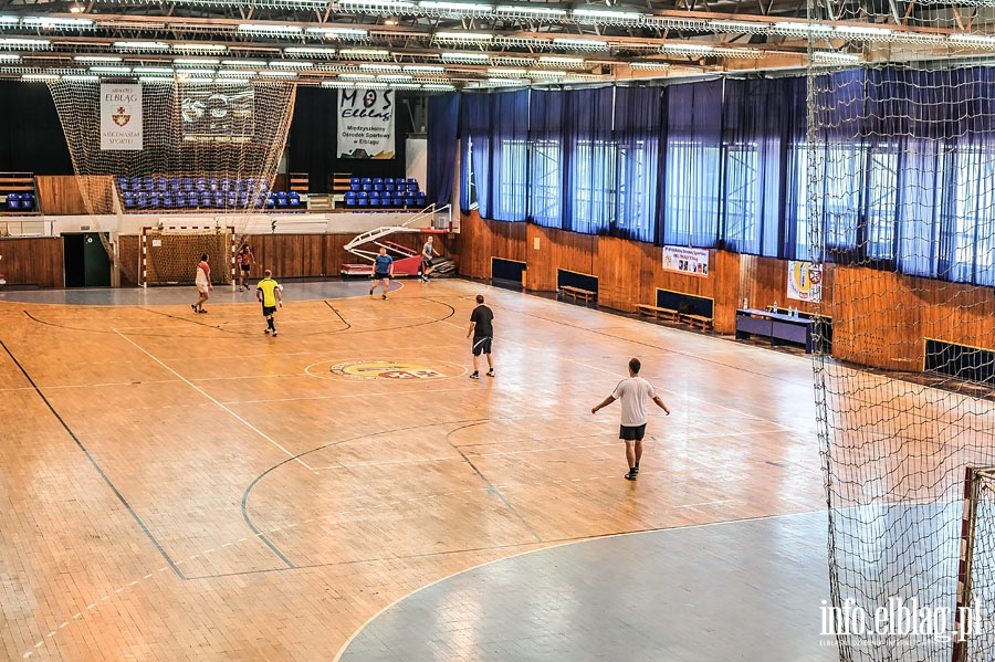 Zdewastowany parkiet boiska w hali Midzyszkolnego Orodka Sportowego w Elblgu, fot. 1