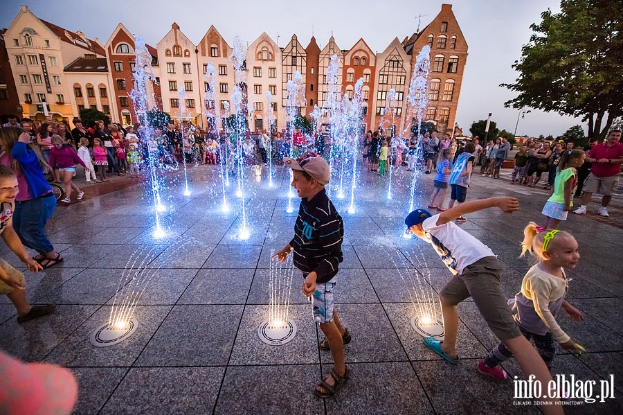 Iluminacja fontanny przy Katedrze w. Mikoaja, fot. 1