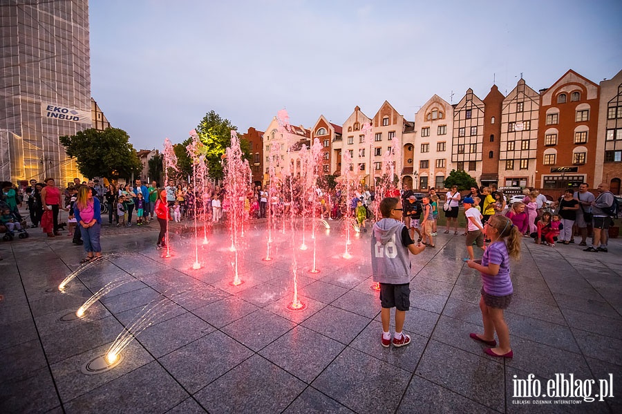 Iluminacja fontanny przy Katedrze św. Mikołaja, fot. 2
