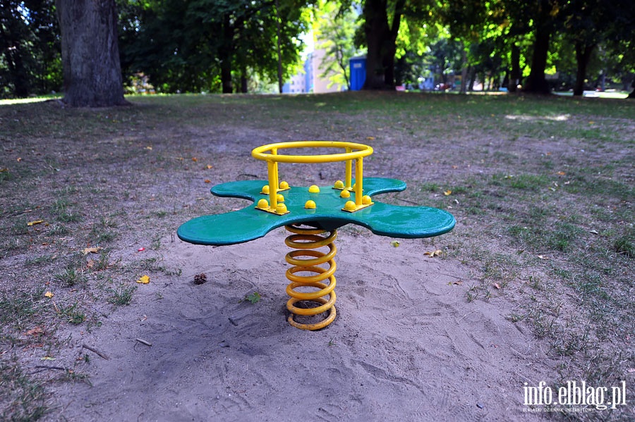Plac zabaw w Parku Modrzewie i midzypokoleniowe podwrko przy Al. Odrodzenia, fot. 3