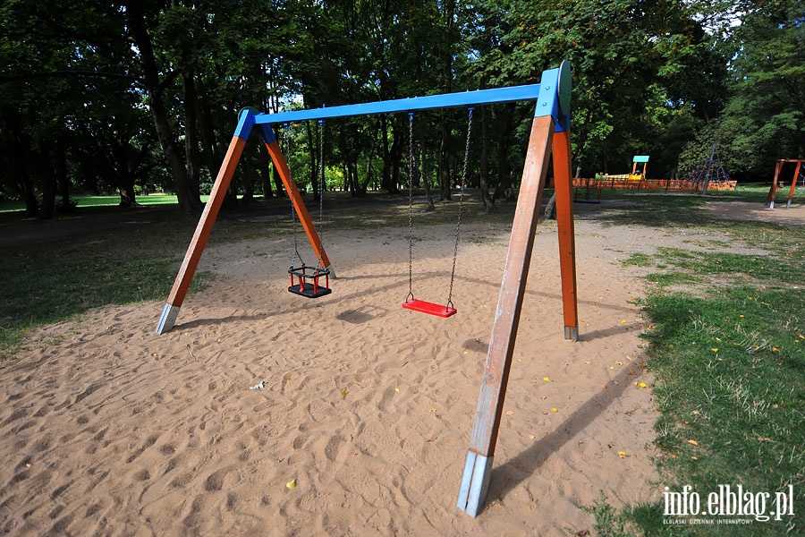 Plac zabaw w Parku Modrzewie i midzypokoleniowe podwrko przy Al. Odrodzenia, fot. 4