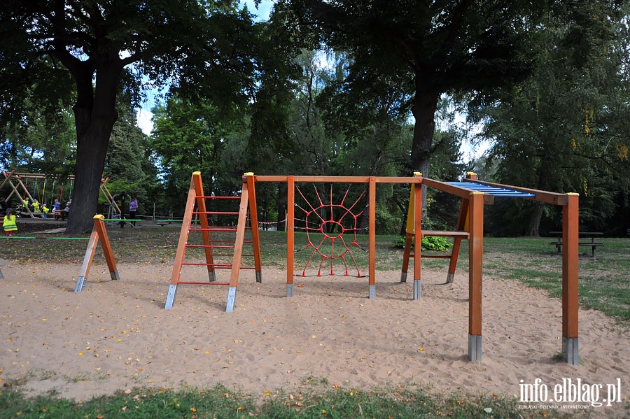 Plac zabaw w Parku Modrzewie i midzypokoleniowe podwrko przy Al. Odrodzenia, fot. 5
