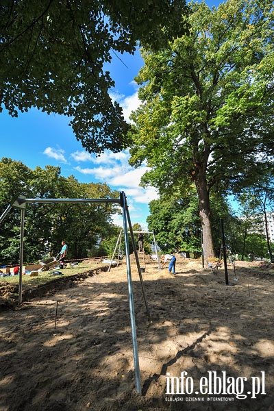 Plac zabaw w Parku Modrzewie i midzypokoleniowe podwrko przy Al. Odrodzenia, fot. 45