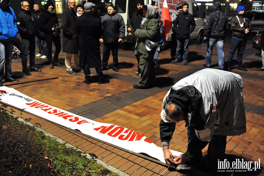 Elblążnie wyszli na ulicę protestując przeciwko fałszerstwom wyborczym, fot. 1