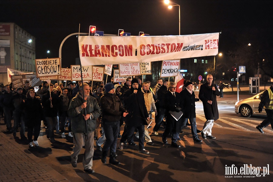 Elblążnie wyszli na ulicę protestując przeciwko fałszerstwom wyborczym, fot. 55